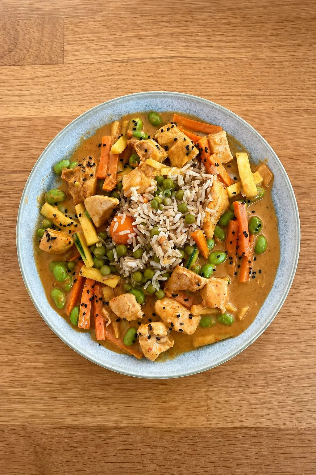 Spicy Peanut-Curry-Bowl mit Poulet und Edamame