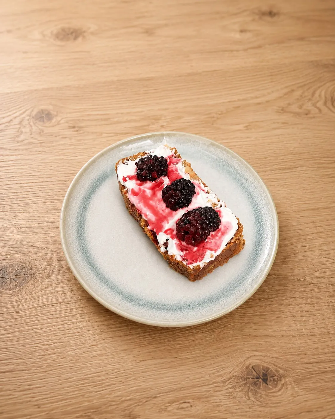 Saftiger Rüebli-Apfel-Kuchen mit Magerquark und Früchten